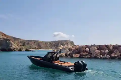 Santorini: Private Cruise to Milos Polyaigos & Kimolos