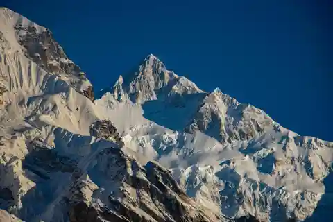 Darjeeling: Kanchenjunga 15-Day Round Trek via Yambong