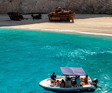 Zakynthos: tour privado en barco con patrón por el naufragio y las cuevas