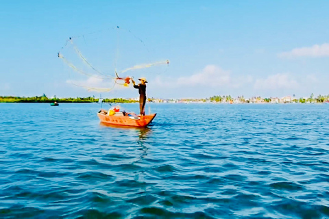 Barco de cesta em Hoi An na floresta de coqueiros aquáticos com transporte