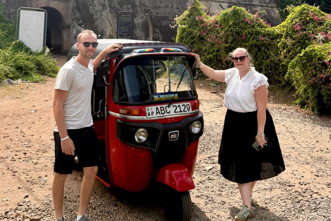 Negombo: Private Tuk-Tuk Tour –Temples, Markets & Local Life