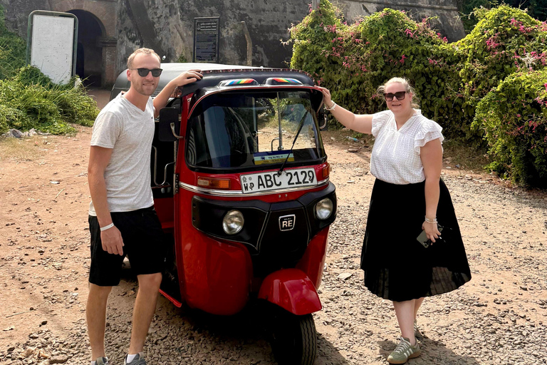 Negombo: Private Tuk-Tuk Tour –Temples, Markets & Local Life