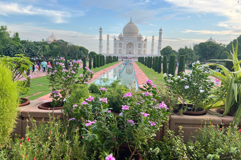 Bilet wstępu do Taj Mahal z bezproblemowym dostępem i przewodnikiemBilet wstępu do Taj Mahal z przewodnikiem