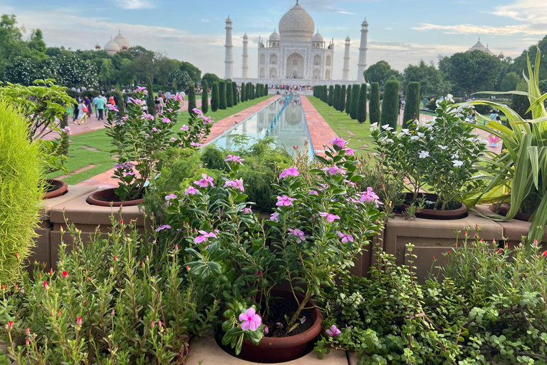 Bilet wstępu do Taj Mahal z bezproblemowym dostępem i przewodnikiemBilet wstępu do Taj Mahal z przewodnikiem