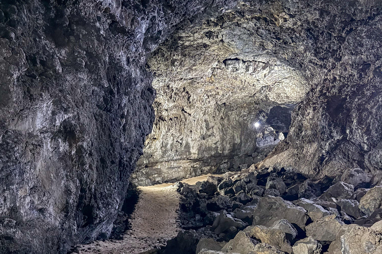Musanze: Grotta Resort with swimming pool, jacuzzi, cave visit, Twins Lake Option 3 — Bigogwe Tour (in addition to options 1 and/or 2)