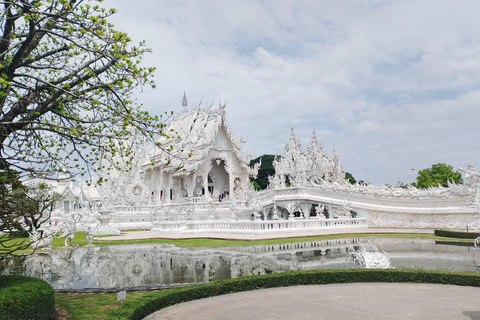 Excursión a los templos rojo, azul y blanco y a las aguas termales desde Chaing MaiTemplos rojos, azules y blancos y viaje a aguas termales desde Chaing Mai