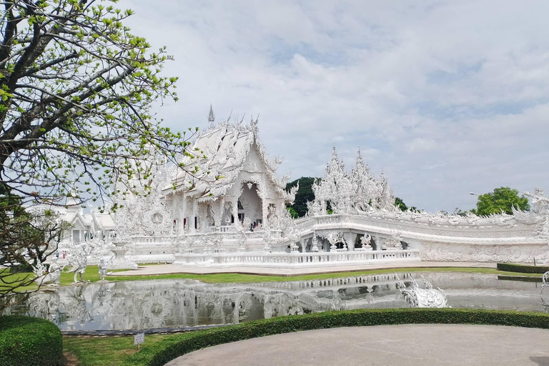 Excursión a los templos rojo, azul y blanco y a las aguas termales desde Chaing MaiTemplos rojos, azules y blancos y viaje a aguas termales desde Chaing Mai