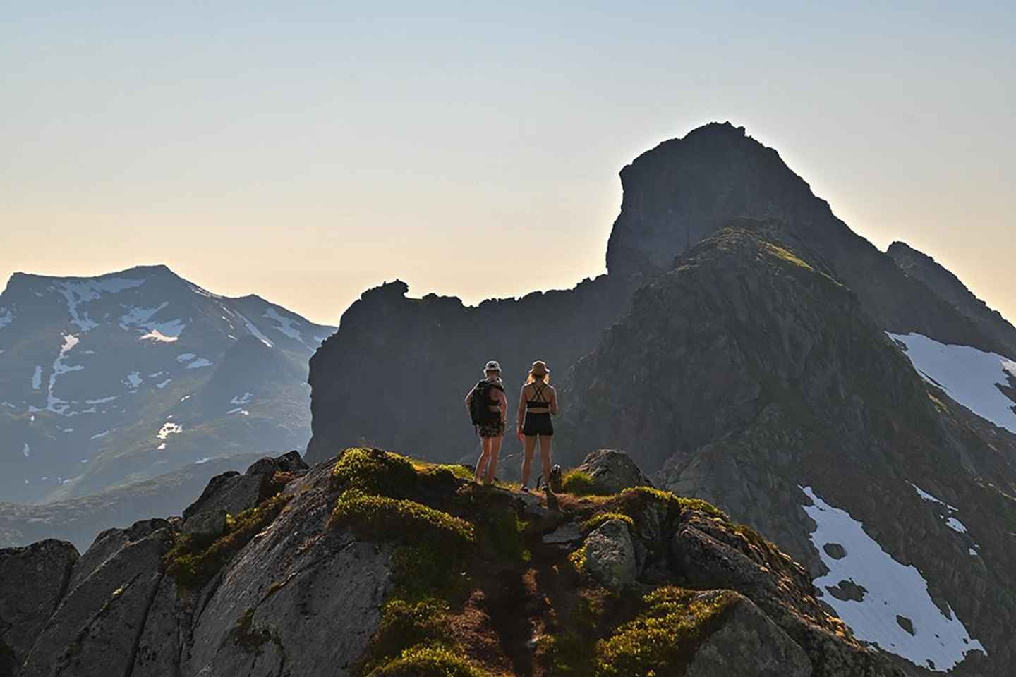 Svolvær: Guided Hike with Snacks
