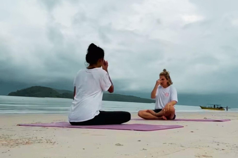 لانكاوي: اليوغا الساحرة على شاطئ الغروب على شاطئ سينانج