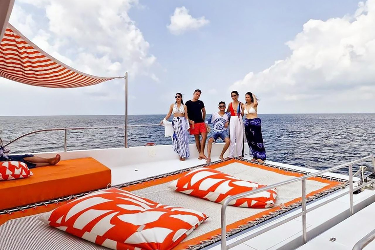 Pattaya: festa in mare con cena a buffet sulle 3 isolePattaya: festa in mare sulle 3 isole e cena a buffet