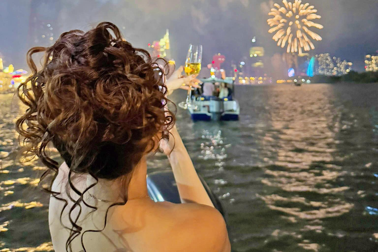 胡志明市：2026年除夕烟花快艇之旅团体游：除夕烟花快艇巡游
