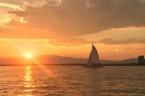 Palma de Mallorca : Excursion en catamaran au coucher du soleil avec boisson