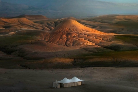Dîner dans le désert d'Agafay au camp de nomades et balade à dos de chameauSpectacle de feu avec dîner et balade à dos de chameau dans le désert d'Agafay