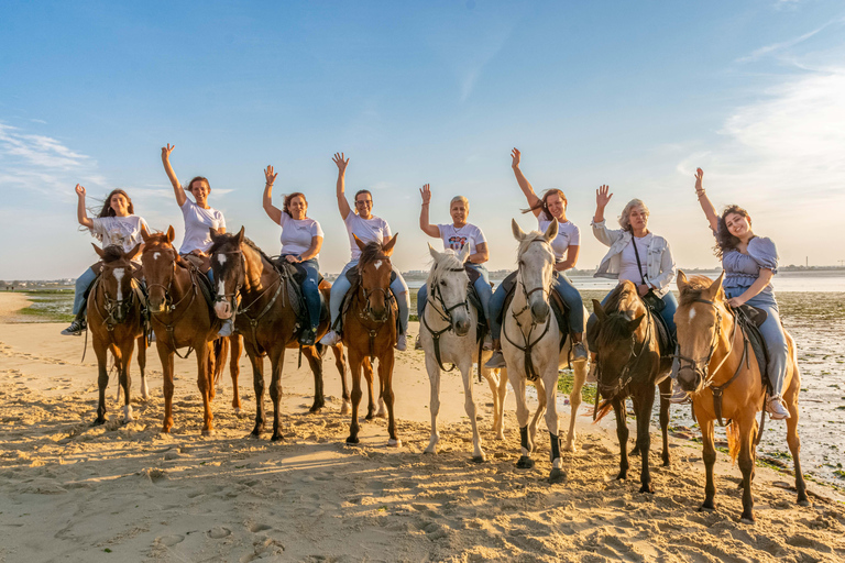 Montar a caballo en la playa - PDTPaseos a caballo por la playa en grupo