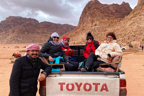 Descubre Wadi Rum con un tour de día completo en jeep con pernoctaciónexcursión de un día en jeep con pernoctación