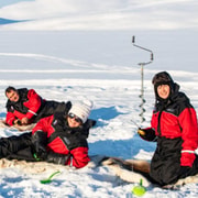 Kilpisjärvi: Eisfischen mit Schneemobilfahrt
