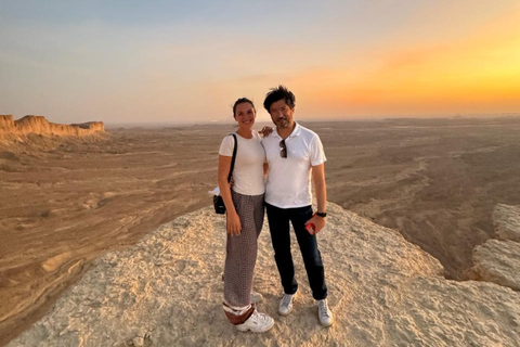 Riyadh: Edge of the World, Sadus Village & Bat Cave Tour Edge of the World, Sadus Village..etc(Private tour)