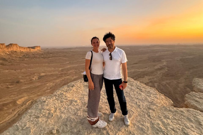 Riyadh: Edge of the World, Sadus Village & Bat Cave Tour Edge of the World, Sadus Village..etc(Private tour)