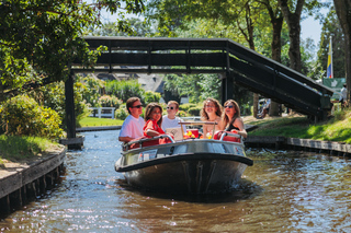From Amsterdam: Giethoorn Day Trip with Self-Drive Boat Tour