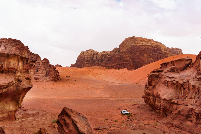 Wadi Rum: 4x4 Jeep Tour 6h with Sunset & With overnight stay