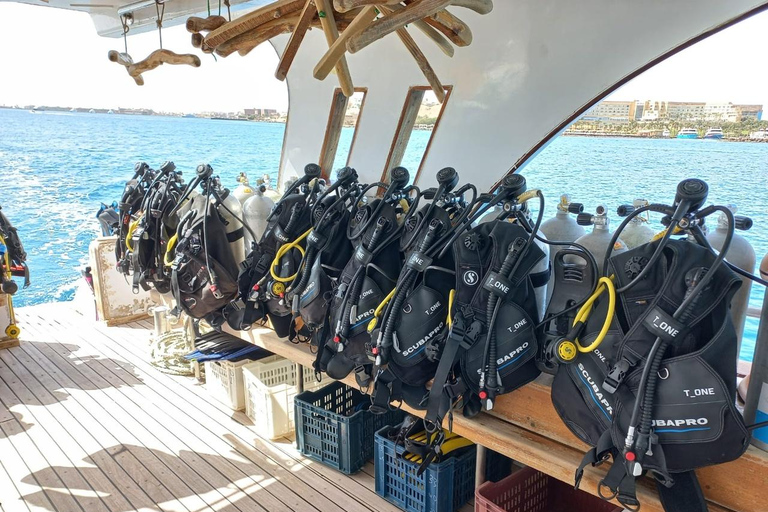 Hurghada: Beginner Diving Trip with Lunch, Transfer & Gear Boat Cruise with 2 Snorkeling Sites with Lunch & Transfer