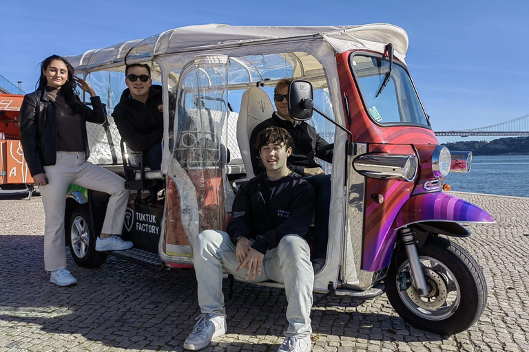 Lisbona: Tour della città in tuk-tak con prelievo di denaroLisbona: tour in tuk-tuk dei punti salienti della città con ritiro