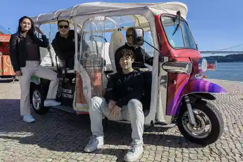 Lissabon: Byrundvisning med Tuk-Tuk og afhentning