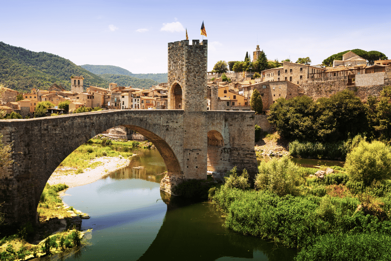 Da Barcellona: Museo di Dalì, villaggio medievale e tour di GironaTour in inglese