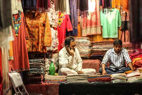 Delhi: Private Textile Shopping and Culture Tour with Guide