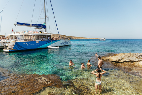 Malta: viagem à lagoa azul, praias e baías de catamarãViagem de catamarã Sea Breeze - 5/6 horas