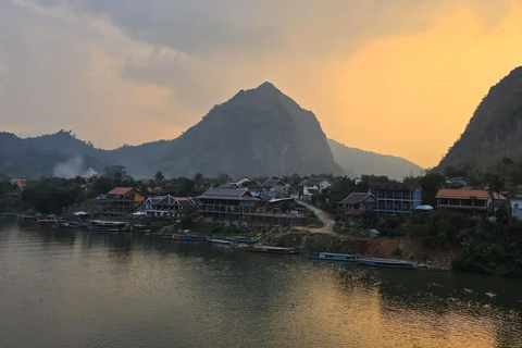 Luang Prabang: Cascate di Kuang Si nel pomeriggio e crociera al tramontoLuang Prabang: cascate di Kuang Si nel pomeriggio e crociera al tramonto