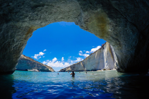 Kotor: excursión en lancha motora con visita a la Cueva Azul y la bahía de BokaKotor: excursión privada en lancha rápida con visita a la Cueva Azul y la bahía de Boka