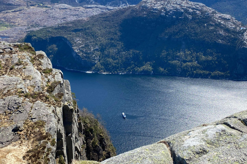 Preikestolen avec prise en charge à l&#039;hôtel ou au bateau avec guide