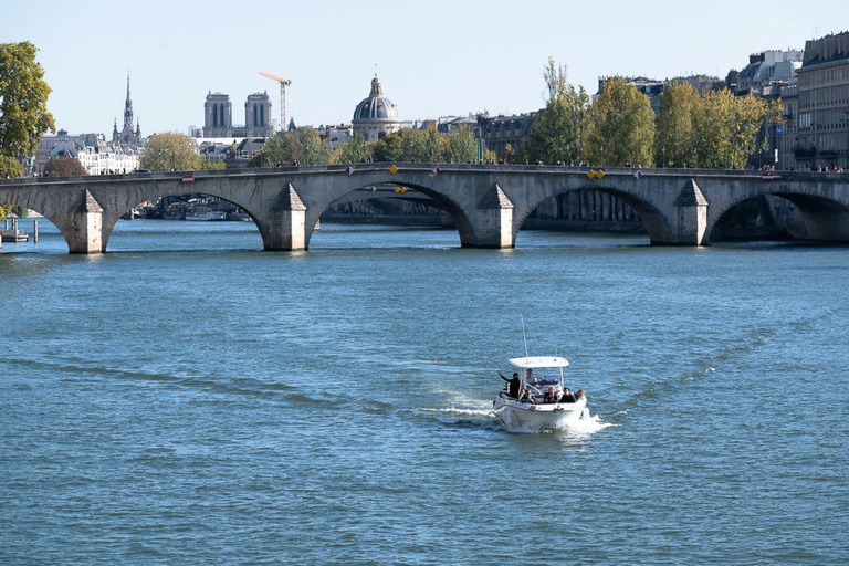 Paris: Private Seine River Cruise Paris: Private Seine River Cruise with Guide