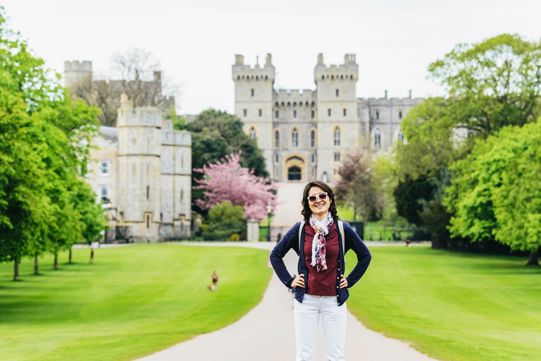 London: Windsor, Stonehenge, Bath, and Roman Baths Day Trip Tour in Spanish with Windsor Castle Entry Included