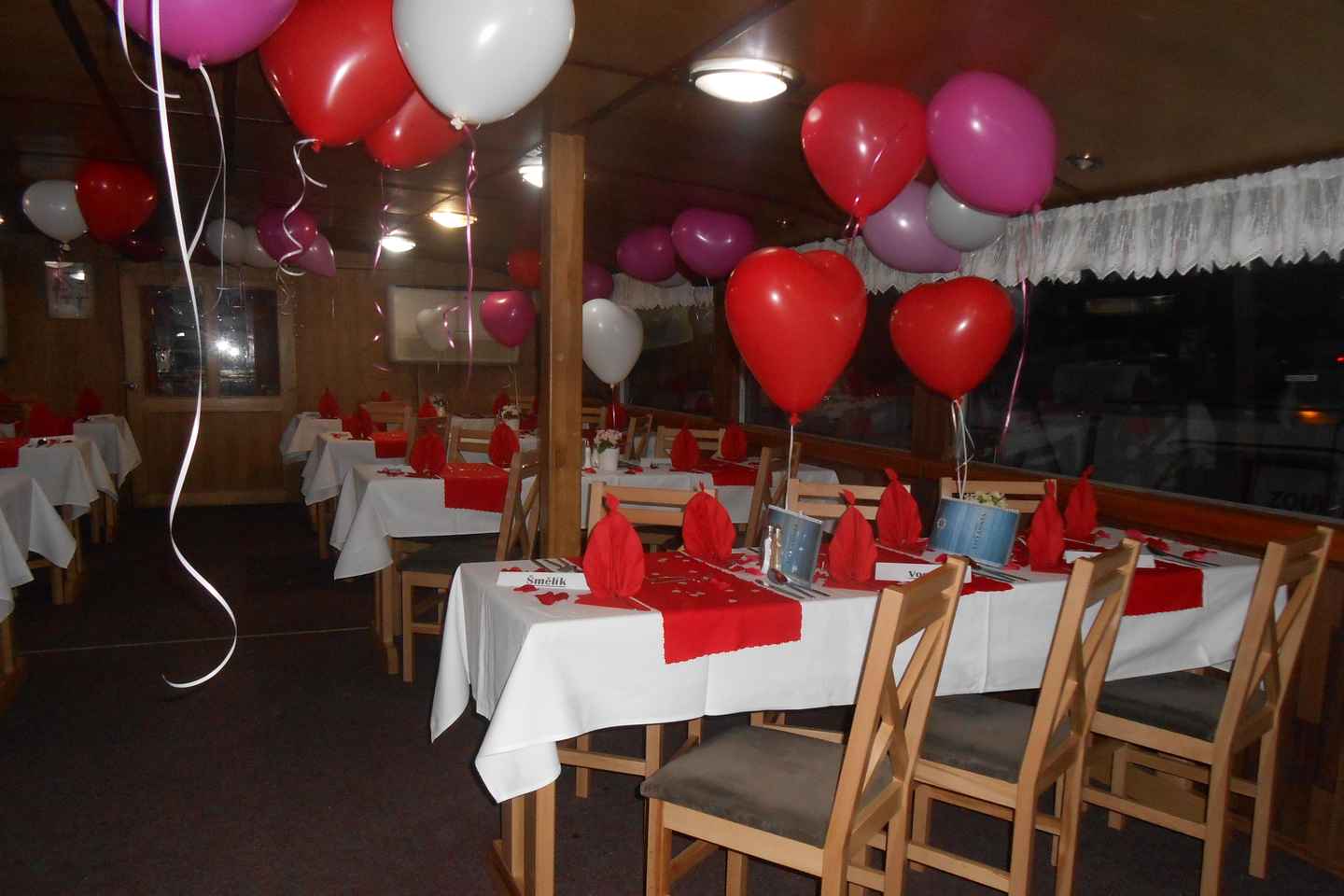 Prague: Valentine's Day Cruise with Dinner and Prosecco