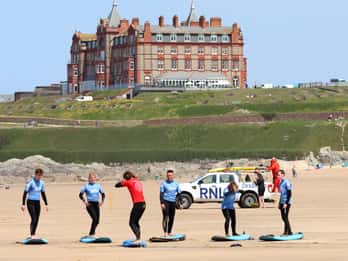 Fistral Beach: Surfinglektion för nybörjare