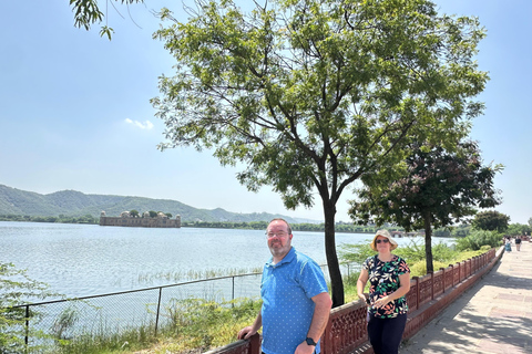 Delhi : excursion de 5 jours dans le Triangle d&#039;Or avec un guide germanophoneExcursion de 5 jours avec hébergement dans des hôtels 4 étoiles