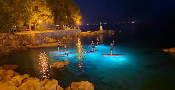 Opatija: Geführtes SUP Paddleboarding Abenteuer bei Nacht Opatija: Geführtes SUP Paddleboarding Abenteuer bei Nacht