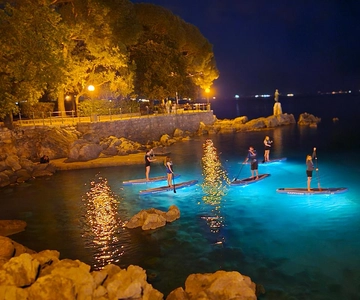 Opatija: SUP Paddleboarding Avontuur met gids bij nacht