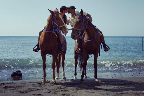 Día de diversión en Santorini: Paseos a caballo - Cata de vinos - Tapas