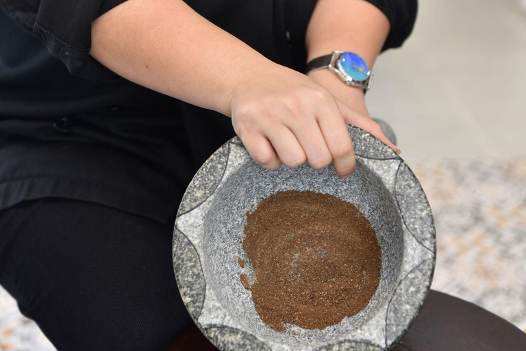 Bangkok: Praktyczne warsztaty gotowania tajskiego i wycieczka po targu w SathonBangkok: Praktyczne warsztaty gotowania tajskiej kuchni i wycieczka po targu w dzielnicy Sathon