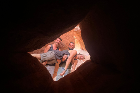 From Kanab: 3-Hour Peek-a-Boo Slot Canyon Hiking/Photo Tour
