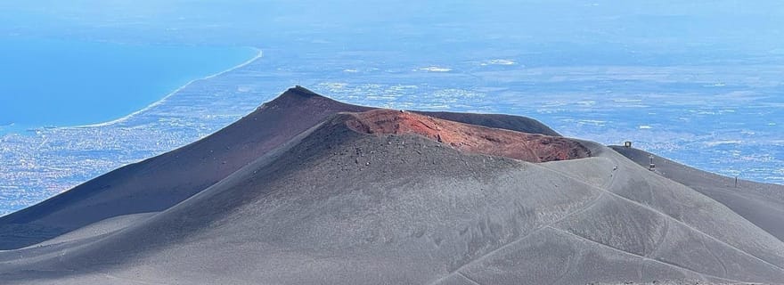 Volcan Etna : excursion à 3 000 mètres d'altitude sur les cratères en randonnée.