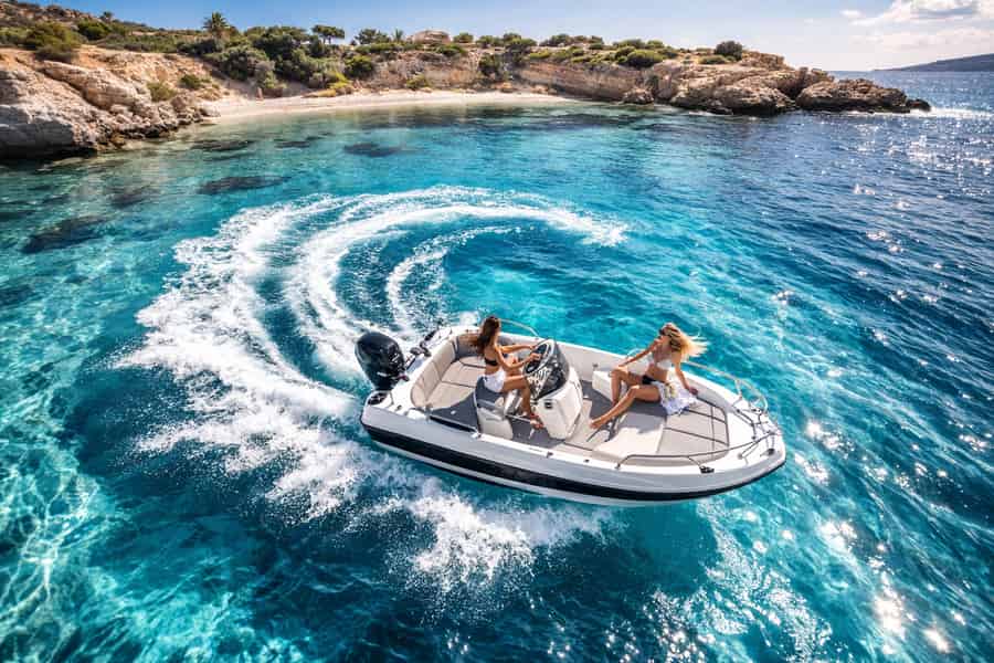 Puerto Colon: Selbstständiges Führen eines gemieteten Bootes auf Teneriffa, keine Lizenz erforderlich. Foto: GetYourGuide