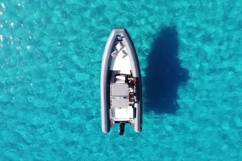Villasimius: tour in maxi gommone, 3 soste per fare il bagno e snorkeling