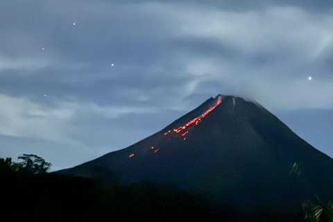 Yogyakarta: tour serale del vulcano Merapi per vedere la lavaYogyakarta: tour serale del vulcano Merapi con vista sulla lava