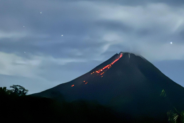 Yogyakarta: tour serale del vulcano Merapi per vedere la lavaYogyakarta: tour serale del vulcano Merapi con vista sulla lava