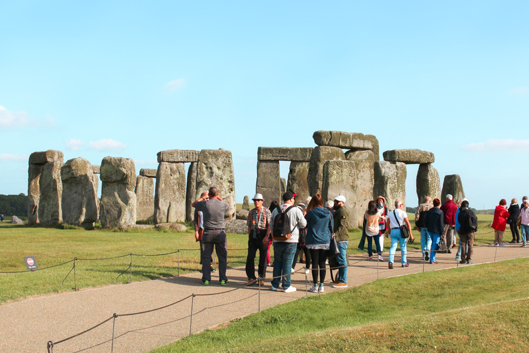 Londres : journée à Stonehenge, Windsor et Bath en busVisite avec billets pour Stonehenge et le château de Windsor