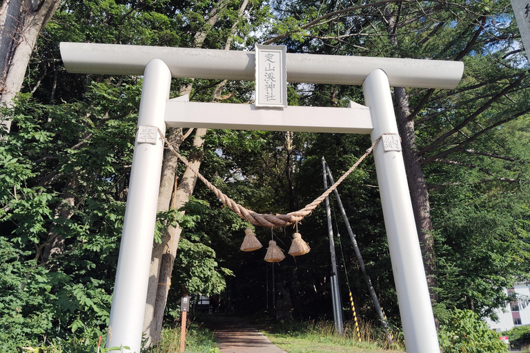 Sapporo: Spacer po Jozankei Onsen z wizytą w świątyni i jaskini